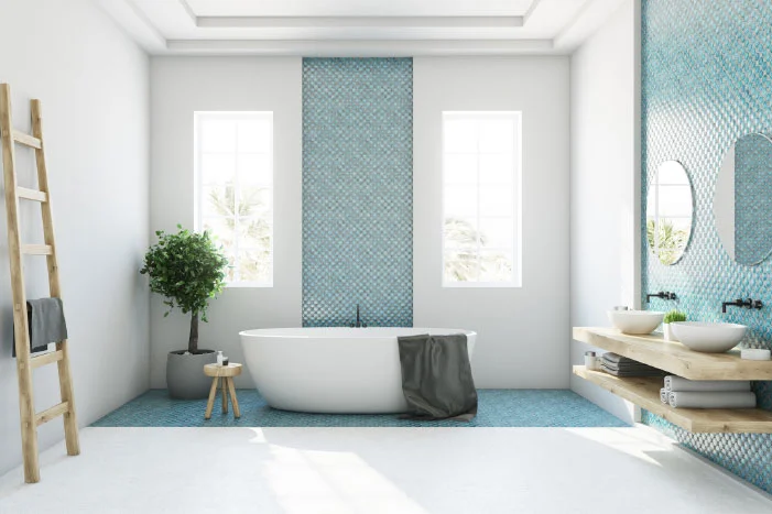 Modernes Badezimmer mit blauer Kachelwand